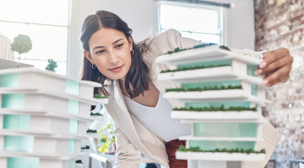 Women building. Женщина в архиве. Фотосессия в архиве. Девушка с документами. Девушка с архивными папками.